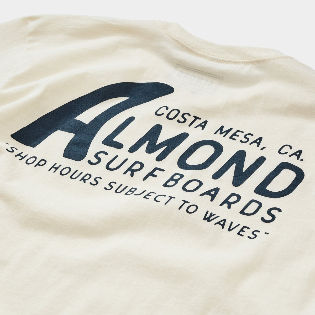 ALMOND Tablas de surf - Camiseta Surf hours - Natural